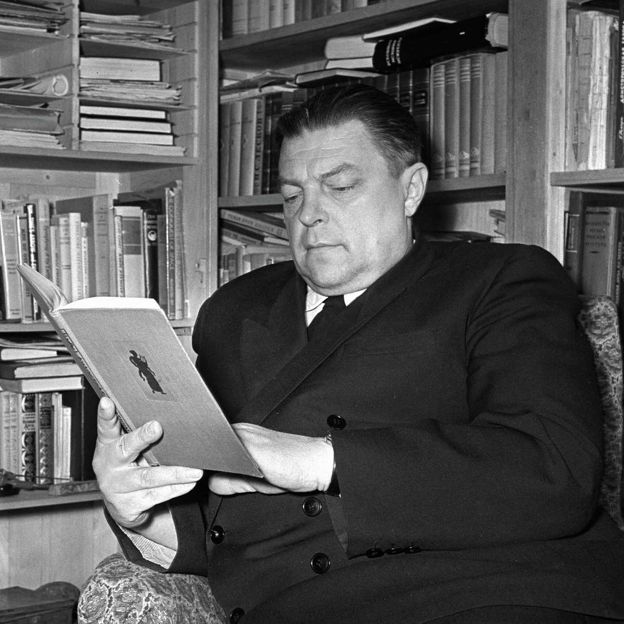 Час быка - это фантастический роман о том, как может складываться наше далекое будущее Ефремов постарался представить будущее нашей планеты и всего населения